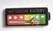 Load image into Gallery viewer, Pin Esmaltado con Bateria Social
